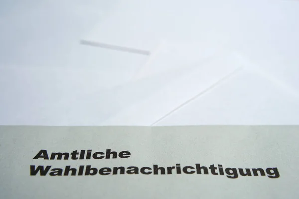 Zwarte Letters Witte Envelop Met Vermelding Officiële Verkiezingskennisgeving Duits Amtliche — Stockfoto