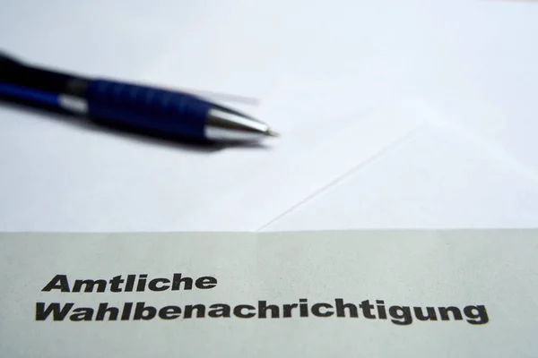 白い封筒に黒文字の発言 公式の選挙通知 ドイツ語 Amtlicthe Wahlbenachrichtiung 2021年ドイツ連邦選挙 フィールドの青いペンの深さ — ストック写真