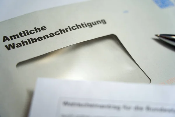 Zwarte Letters Witte Envelop Met Vermelding Officiële Verkiezingskennisgeving Duits Amtliche — Stockfoto