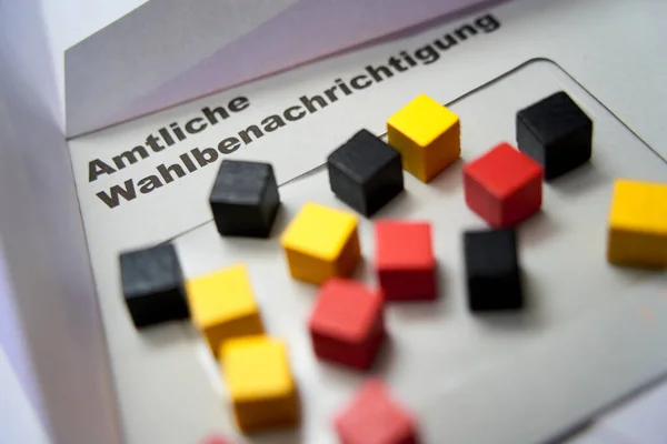 白い封筒に黒文字の発言 公式の選挙通知 ドイツ語 Amtlicthe Wahlbenachrichtiung ブラックレッドゴールドの木製キューブ 2021年ドイツ連邦選挙 ヨーロッパ — ストック写真