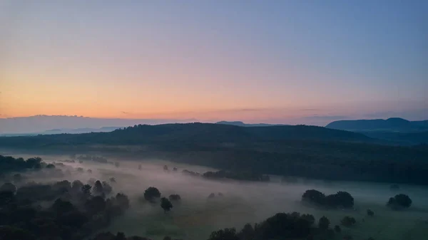 Lever Soleil Par Temps Brumeux Vallée Entre Forêts Collines Aube — Photo