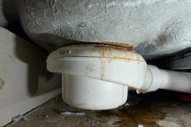 Banyoda duş tepsisinin sızıntısı su hasarına neden olur. Sebebi yanlış kurulum ya da borunun tıkanması. Eski binalarda kuruma ve hasar onarımı. Kapat..