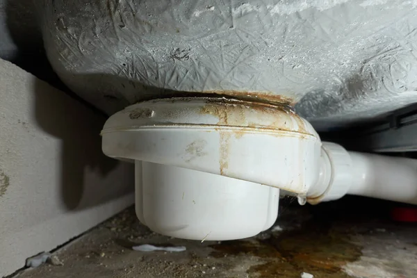 Banyoda duş tepsisinin sızıntısı su hasarına neden olur. Sebebi yanlış kurulum ya da borunun tıkanması. Eski binalarda kuruma ve hasar onarımı. Kapat..