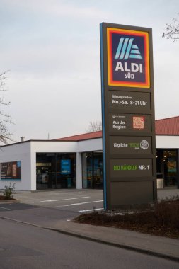 Plochingen, Almanya - 09 Mart 2021: Yol kenarında Aldi güney sütunu, arka planda süpermarket. Geçit ve garaj yolu.
