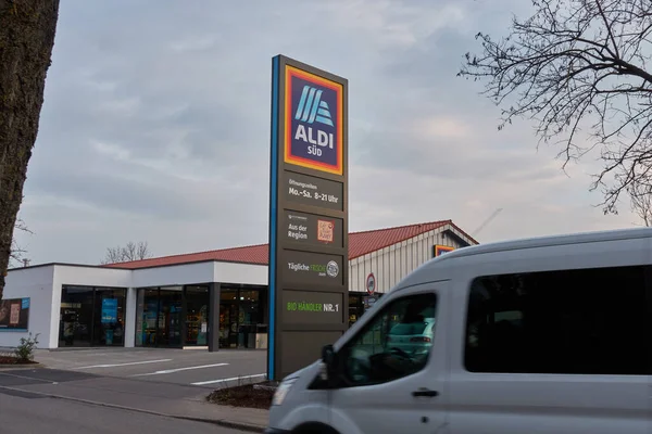 Plochingen Alemania Marzo 2021 Columna Aldi Con Información Camión Primer — Foto de Stock