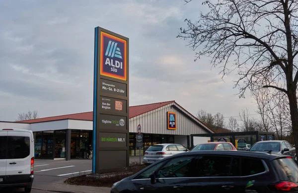 Plochingen Alemania Marzo 2021 Columna Aldi Con Información Camiones Coches — Foto de Stock