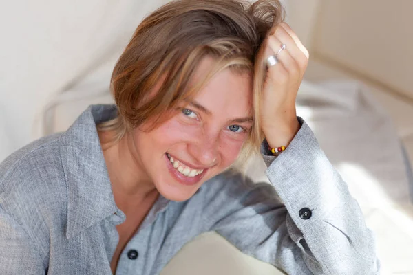 Närbild Porträtt Vacker Ung Blond Kvinna Utan Make Grå Linne — Stockfoto