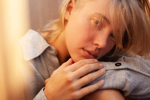 Retrato Suave Hermosa Mujer Rubia Joven Sin Maquillaje Camisa Lino — Foto de Stock