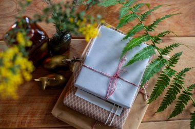 El yapımı hediye, cam şişeler, geyik heykelcikleri, kırsal ahşap arka planda yeşil bitkiler.