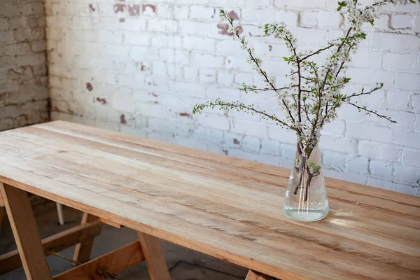 Çerideki Ahşap Bir Masada Cam Bir Vazoda Kiraz Ağacının Dalları — Stok fotoğraf