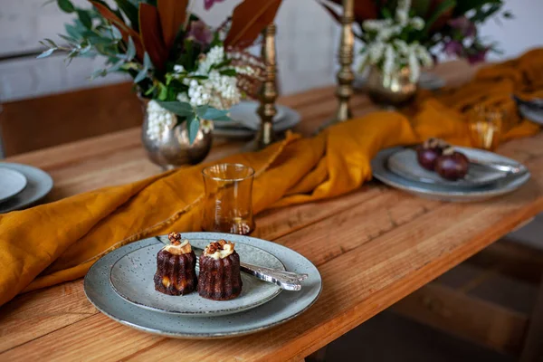 Muffin Cioccolato Piatti Ceramica Con Forchetta Coltello Tovagliolo Tessile Fiori — Foto Stock