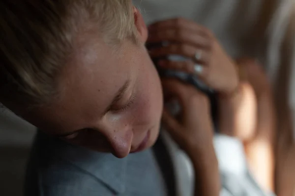 Närbild Porträtt Vacker Ung Blond Kvinna Utan Make Grå Linne — Stockfoto