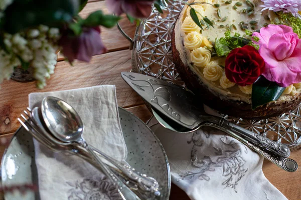 Ulang Tahun Atau Kue Pengantin Piring Retro Garpu Sendok Serbet — Stok Foto