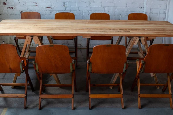 Odaya Çıkmak Için Uzun Tahta Masa Sandalyeler — Stok fotoğraf