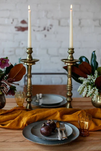 Lungo Tavolo Festa Legno Con Decorazione Elegante Con Candelieri Vasi — Foto Stock