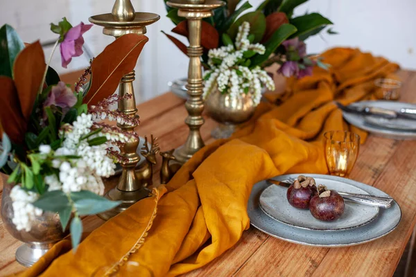 Lungo Tavolo Festa Legno Con Decorazione Elegante Con Candelieri Vasi — Foto Stock