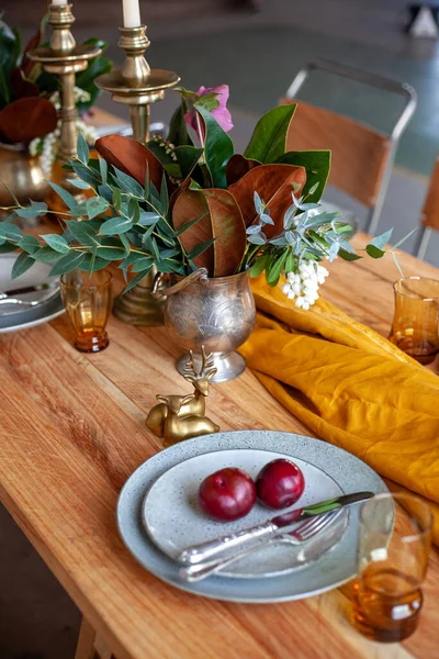 Lungo Tavolo Festa Legno Con Decorazione Elegante Con Candelieri Vasi — Foto Stock