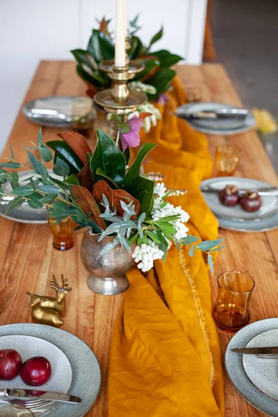 Lungo Tavolo Festa Legno Con Decorazione Elegante Con Candelieri Vasi — Foto Stock