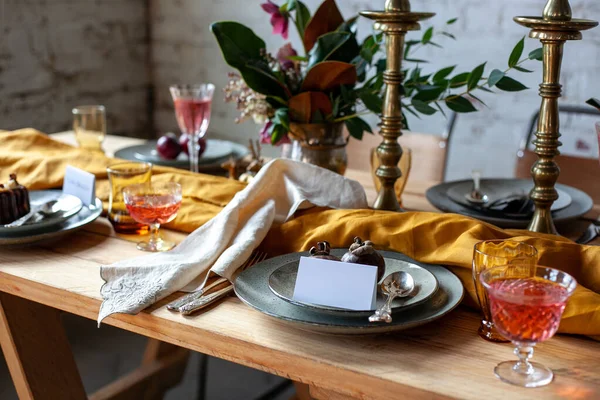 Lungo Tavolo Festa Legno Con Decorazione Elegante Con Candelabri Vasi — Foto Stock