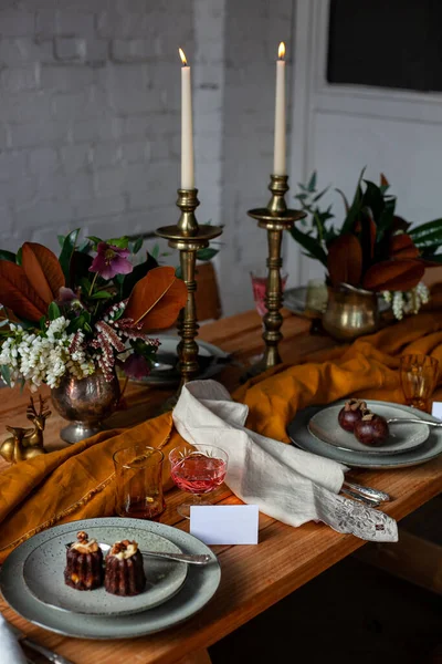 Lungo Tavolo Festa Legno Con Decorazione Elegante Con Candelabri Vasi — Foto Stock