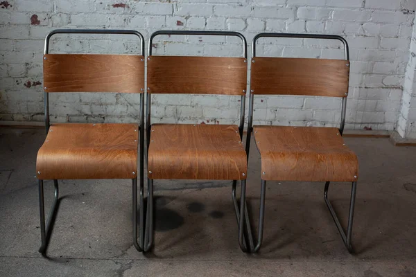 Chaises Bois Métal Dans Chambre Contre Mur Briques Blanches Photo De Stock