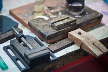 Eski çalışma aletleri. Ahşap arkaplanda eski çalışma araçları.