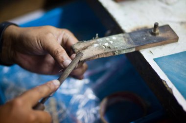 Profesyonel aletlerle mücevher yapmak için çalışma masası. Gümüş üretimi. Ustanın elleri.