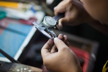 Profesyonel aletlerle mücevher yapmak için çalışma masası. Gümüş üretimi. Ustanın elleri.