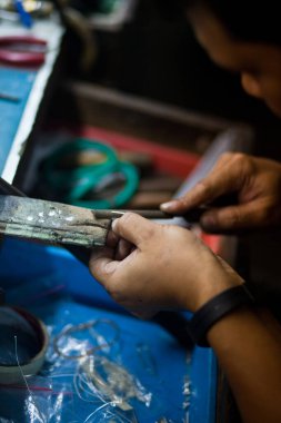 Profesyonel aletlerle mücevher yapmak için çalışma masası. Gümüş üretimi. Ustanın elleri.