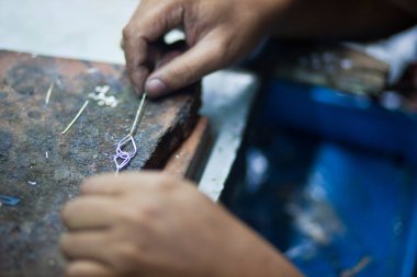 Profesyonel aletlerle mücevher yapmak için çalışma masası. Gümüş üretimi. Ustanın elleri.