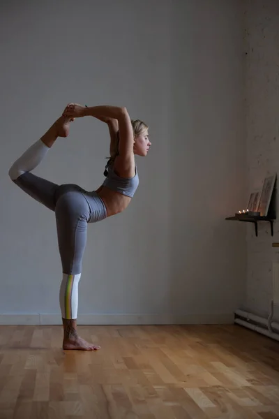 Young Blonde Woman Doing Yoga Pose Standing One Leg Stretching — Stock Photo, Image