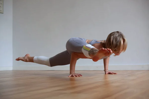 Sportliche Junge Frau Praktiziert Yoga Macht Armstand Astavakrasana Asymmetrisches Armgleichgewicht — Stockfoto