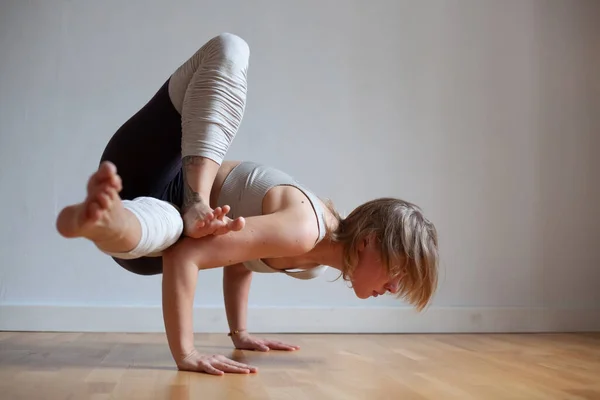 Jovem Desportiva Praticando Ioga Fazendo Braço Estande Astavakrasana Equilíbrio Braço — Fotografia de Stock