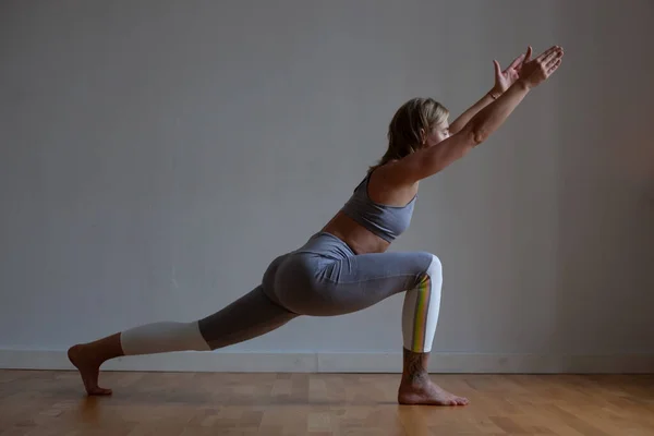 Eine Junge Attraktive Frau Sportkleidung Steht Yoga Pose Auf Einem — Stockfoto