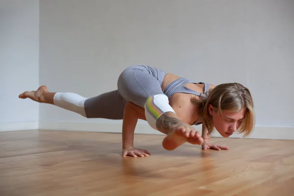 Sportliche Junge Frau Praktiziert Yoga Macht Armstand Astavakrasana Asymmetrisches Armgleichgewicht — Stockfoto