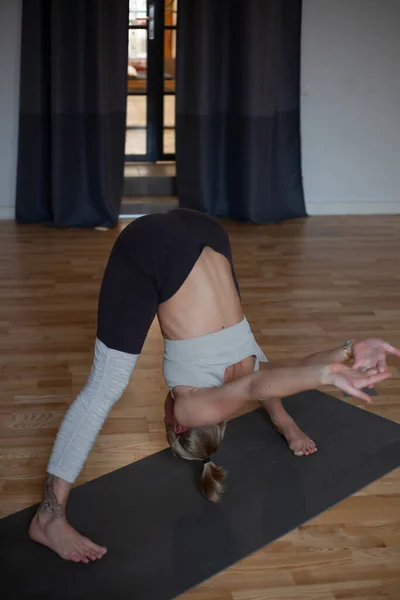 Wanita Muda Yang Menarik Mengenakan Pakaian Olahraga Berlatih Yoga Atas — Stok Foto
