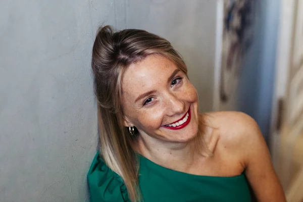 Retrato Una Hermosa Joven Sonriente Con Pecas Vestido Verde Con —  Fotos de Stock