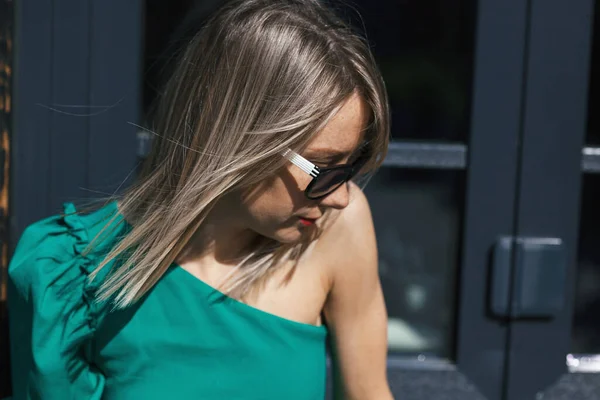 Vacker Ung Fashionabel Blond Kvinna Med Rött Läppstift Och Solglasögon — Stockfoto