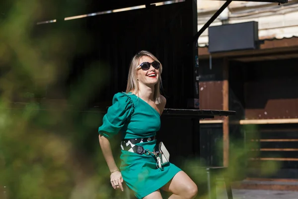 Vacker Ung Fashionabel Blond Kvinna Med Rött Läppstift Och Solglasögon — Stockfoto