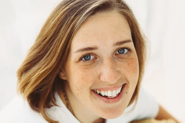 Retrato Cerca Hermosa Joven Sonriente Con Pelo Rojo Bob Pecas —  Fotos de Stock