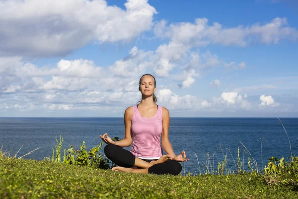 Belle fille pratiquant le yoga — Photo