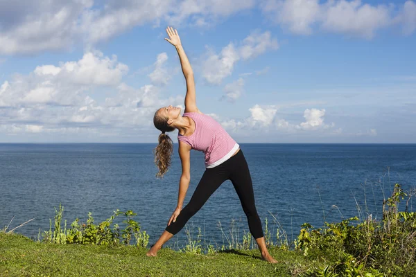 Beautiful girl practicing yoga — Stock Photo, Image