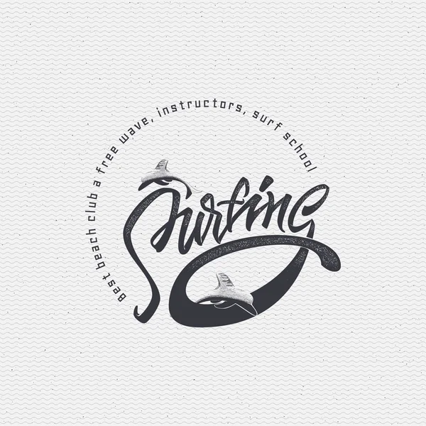 Les badges de surf signent les différences faites à la main, faites en utilisant la calligraphie et le lettrage. — Image vectorielle