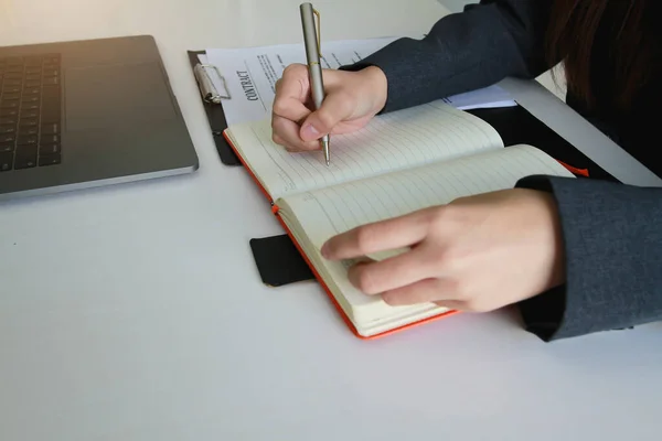 Mujer Sosteniendo Está Escribiendo Cuaderno Con Bolígrafo Oficina — Foto de Stock