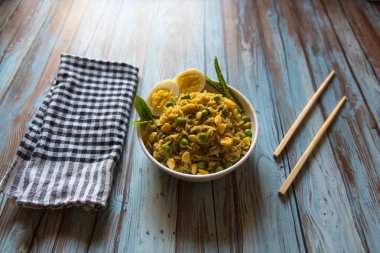 Arka planda bir kasede hazır erişte yemeye hazır..