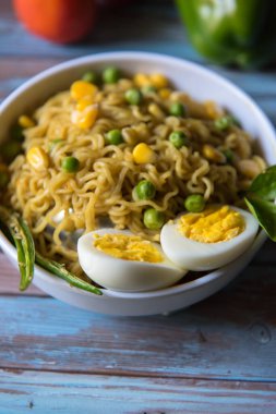 Arka planda bir kase eriştenin üzerinde haşlanmış yumurta dilimleri.