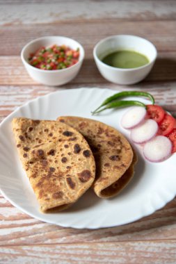  Alu Paratha sebze salatasıyla birlikte bir tabakta sosla birlikte.
