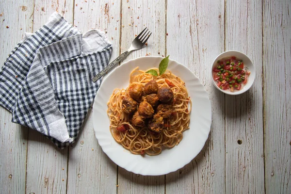 Spagetti soslu köfte ve spagetti..