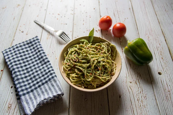 Spagettiyi bir kasede pesto sosuyla kapat..