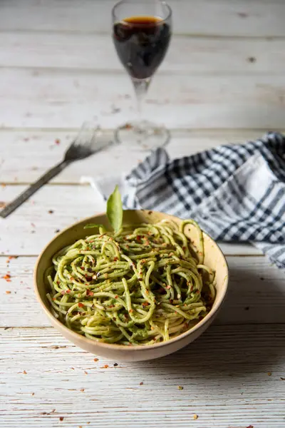 Spagettiyi bir kasede pesto sosuyla kapat..